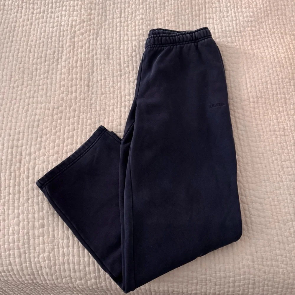 Aritzia Mega Straight sweatpants - Picture 2 of 4